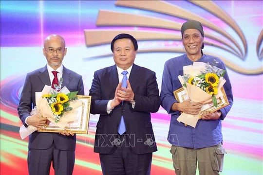 Lễ trao tặng thưởng các tác phẩm lý luận, phê bình văn học, nghệ thuật xuất bản