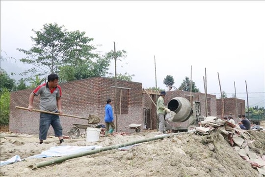 Dồn lực đẩy nhanh tiến độ làm nhà cho người dân vùng lũ