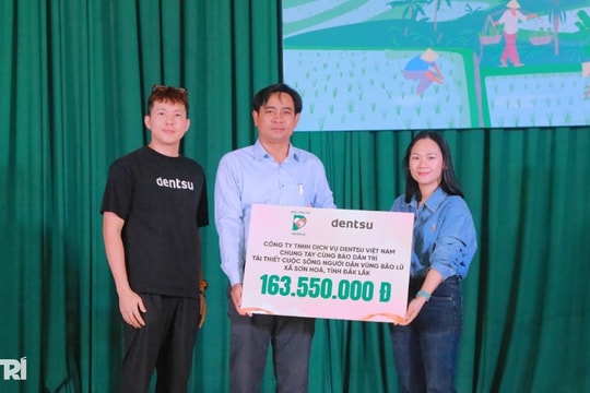 Trao 165 triệu đồng tiếp sức bà con vùng lũ Đắk Lắk tái thiết cuộc sống