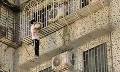 Chàng trai leo 4 tầng nhà cứu bé trai kẹt 'chuồng cọp'