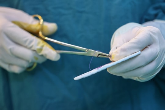 Tiêm filler nâng ngực đón Tết, người phụ nữ biến dạng vòng một