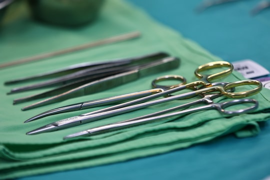 Chiếc răng gãy rơi vào khí quản khiến bé trai khó thở