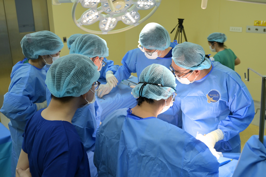 Cuộc sống trở lại với chàng trai trẻ sau ghép quả thận bố tặng