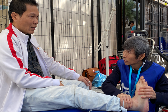 Bị bong gân có nên xoa dầu nóng không?