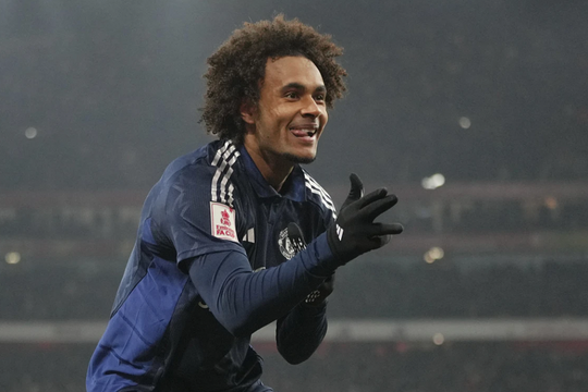 Man Utd thanh lý Zirkzee