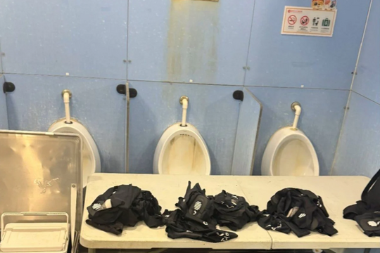 Cầu thủ nữ Hong Kong phải thay đồ trong nhà vệ sinh nam