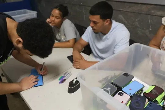 Học sinh 'quên' cách xem đồng hồ sau lệnh cấm điện thoại