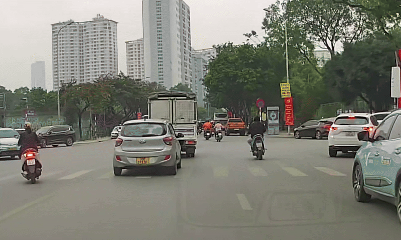 Lao vào xe máy khác tại ngã tư, cô gái nằm bất động