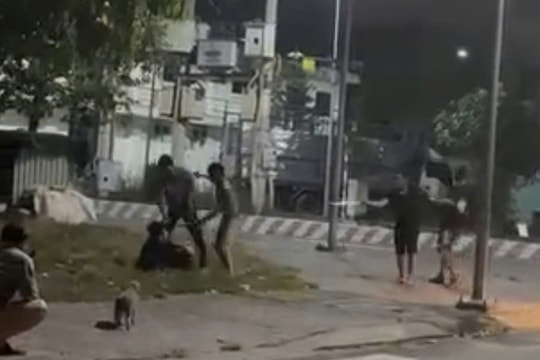 5 người cầm hung khí đánh tới tấp 'đối thủ'