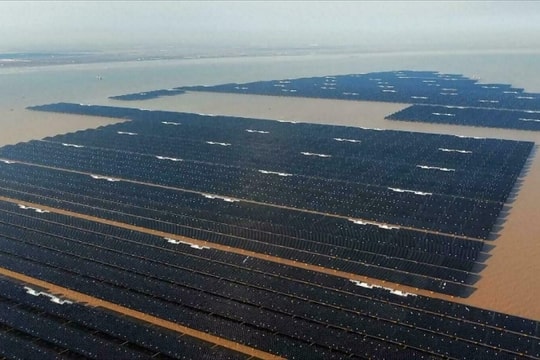 Trang trại điện mặt trời ngoài khơi lớn nhất thế giới hoạt động