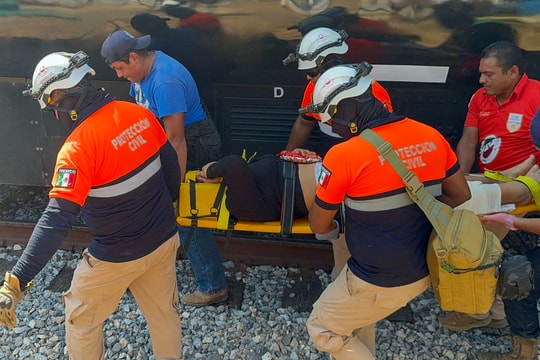 Tàu hỏa trật bánh ở Mexico, ít nhất 13 người chết