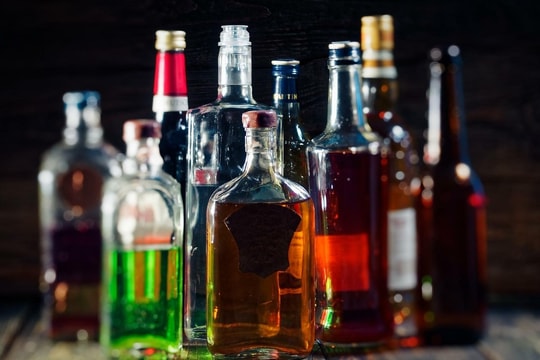 Cảnh sát Anh: Bán rượu bia trong chai nhỏ sẽ giúp giảm say, bạo lực