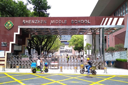 Nam sinh dùng bột phấn 'bẻ khóa' két sắt đựng điện thoại của lớp