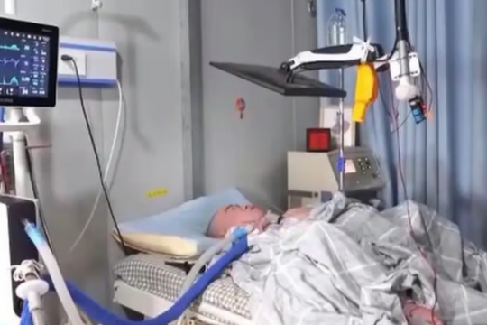 Chàng trai bại liệt sống nhờ máy thở, chỉ dùng 1 ngón tay tạo nên chuyện thần kỳ