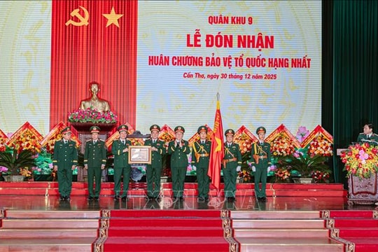 Bộ Tư lệnh Quân khu 9 đón nhận Huân chương Bảo vệ Tổ quốc hạng Nhất
