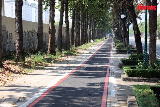 Cận cảnh làn đường xe đạp dài gần 6 km trên đại lộ Mai Chí Thọ trước giờ khai thác