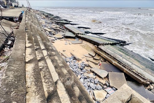 Kè biển Nhật Lệ chưa nghiệm thu đã ‘tan nát’ trước sóng dữ