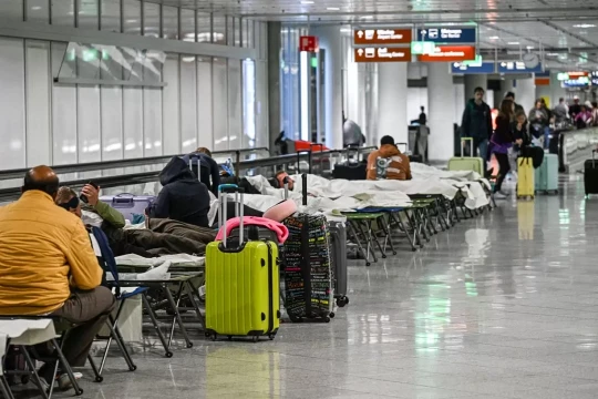 Hàng nghìn khách mắc kẹt tại sân bay châu Âu