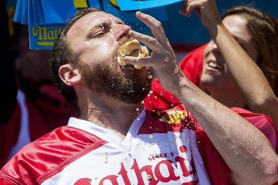 Thi ăn dưa hấu, nam du khách tử vong vì nghẹn