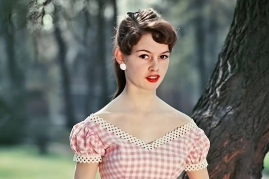 Phong cách vượt thời gian của minh tinh Brigitte Bardot