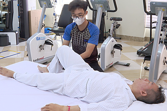 Thay khớp háng sau 32 năm hàn cứng