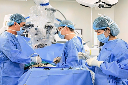 Yếu liệt do tủy sống bị kéo căng kèm u mỡ