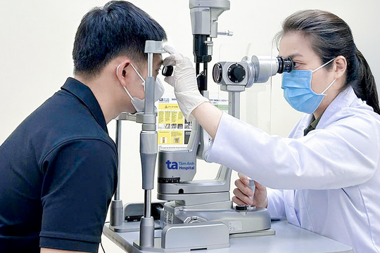 Về Việt Nam mổ cận