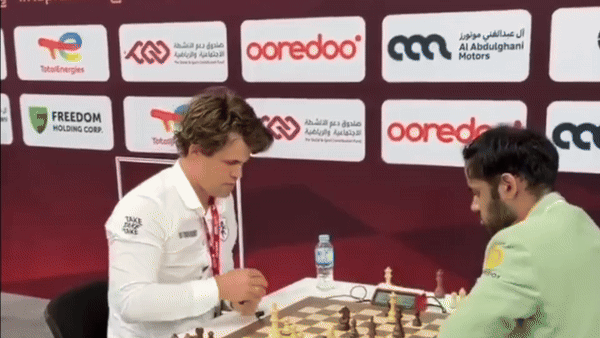 Carlsen đập bàn khi thua ở giải cờ chớp thế giới