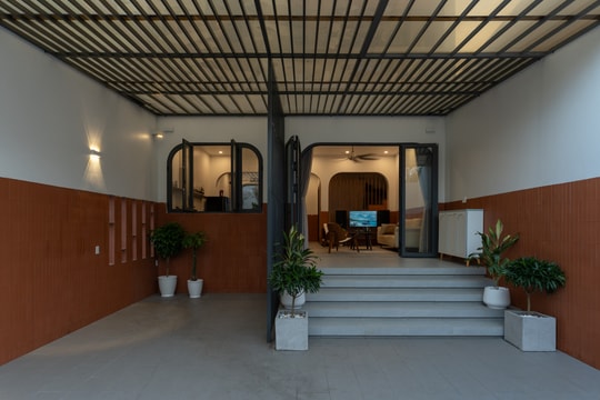 Nhà 141 m2 tối ưu chi phí nhờ lùi sâu mặt tiền 8 m