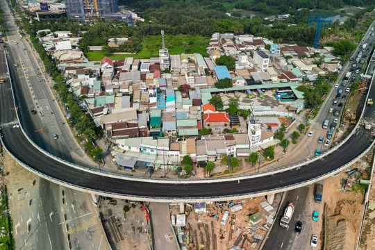 Cầu vượt đầu tiên ở dự án nút giao lớn nhất TP HCM sắp thông xe