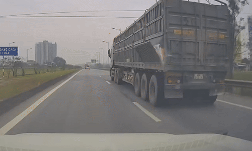 Hàng tấn ngô hạt xối xuống cao tốc khiến lái xe mất phương hướng