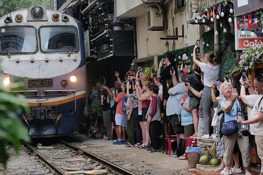 7 năm giằng co phố cà phê đường tàu Hà Nội