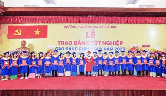 Hơn 1.000 sinh viên Trường Cao đẳng Đại Việt Sài Gòn nhận bằng tốt nghiệp