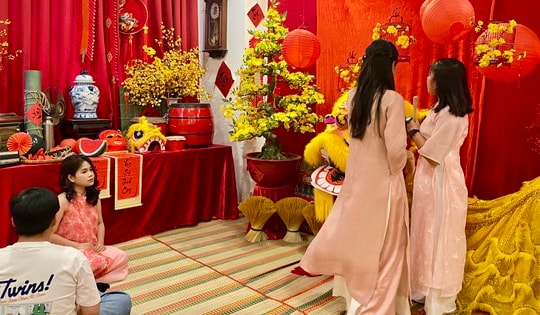 TP HCM: Hàng quán "hốt bạc" nhờ trang trí Tết lộng lẫy