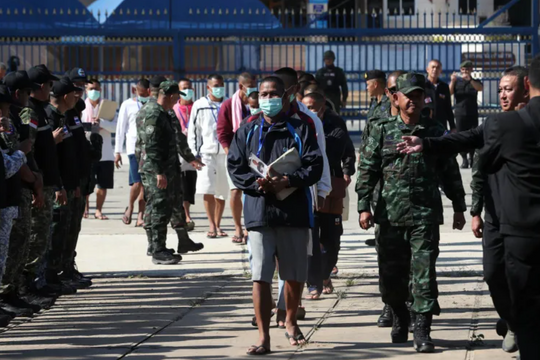 Gần nửa năm giam giữ, Thái Lan trao trả 18 tù binh Campuchia