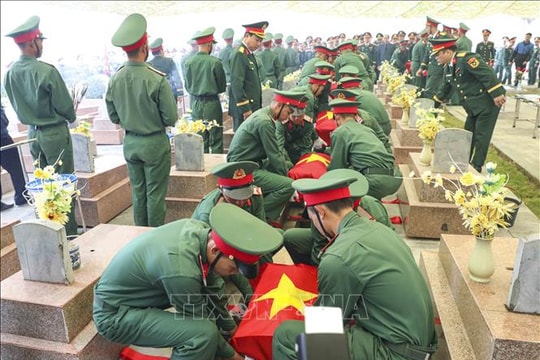 Truy điệu, an táng hài cốt liệt sỹ quân tình nguyện Việt Nam hy sinh tại Lào