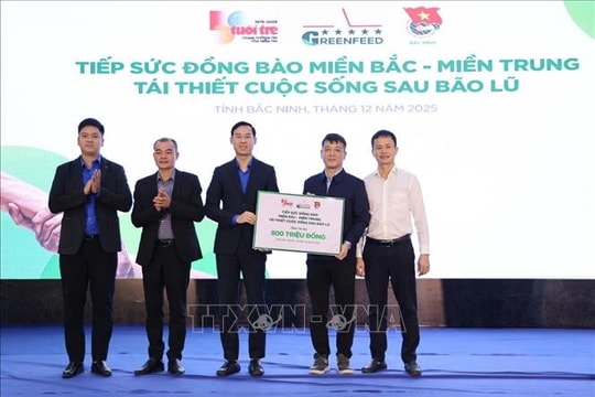 Thiết thực hỗ trợ người dân vùng lũ khắc phục hậu quả thiên tai