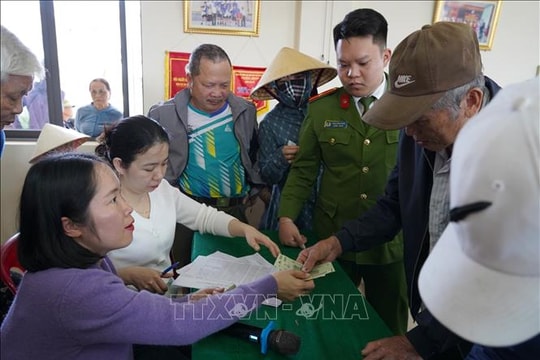 Gấp rút trao quà cho người có công với cách mạng và người yếu thế