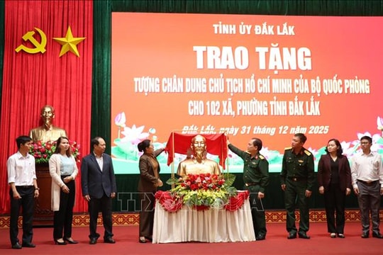 Đắk Lắk: Trao tặng Tượng chân dung Chủ tịch Hồ Chí Minh cho 102 xã, phường