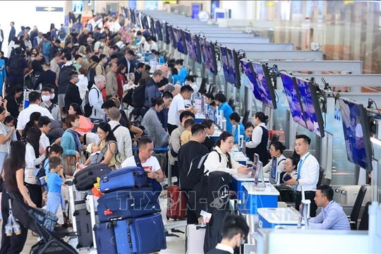 Sân bay Nội Bài chật kín người trước kỳ nghỉ Tết Dương lịch 2026