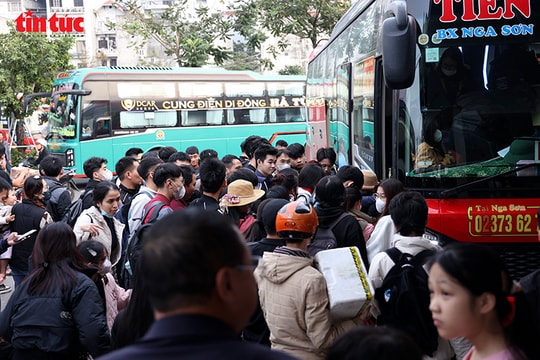 Bến xe Hà Nội đông nghịt khách trước kỳ nghỉ Tết Dương lịch
