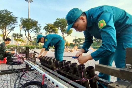 TP Hồ Chí Minh: Cận cảnh dàn pháo hoa hơn 2.500 quả chờ khai hỏa chào năm mới 2026