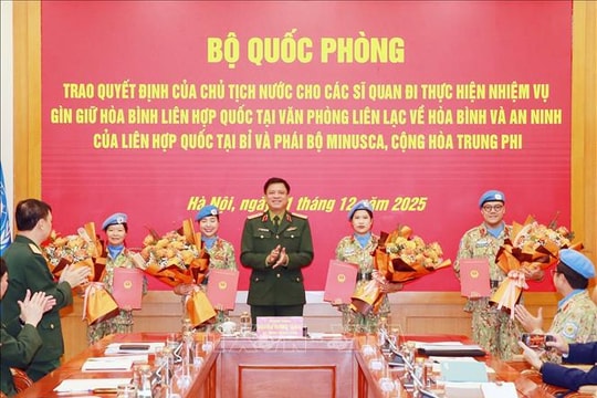 Trao quyết định cho 4 sĩ quan Quân đội thực hiện nhiệm vụ gìn giữ hòa bình Liên hợp quốc
