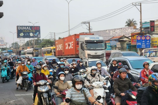 TP Hồ Chí Minh: Người dân rời thành phố, các cửa ngõ đều ùn ứ