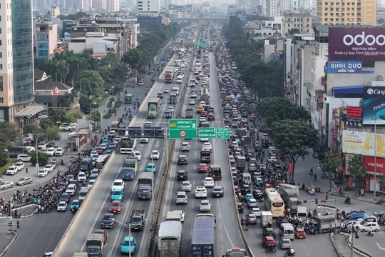 Người dân ùn ùn rời Thủ đô dịp Tết Dương lịch, các tuyến đường cửa ngõ tắc cứng