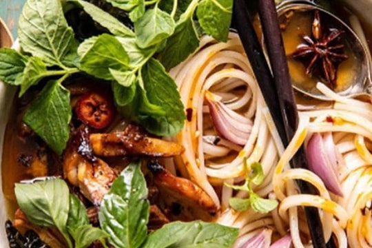 Người đàn ông Nhật hầm cá biển làm nước dùng nấu phở Việt Nam gây bức xúc