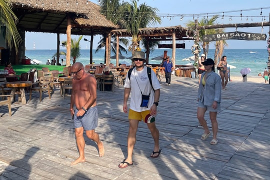 Nhà hàng Phú Quốc gây tranh cãi vì thu phí qua cửa xuống biển