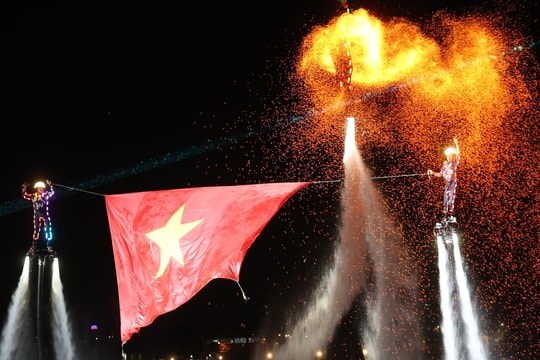 Du khách reo hò xem vận động viên nhào lộn trên không ở sông Đồng Nai