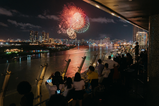 Nhà hàng, quán cà phê kín khách đặt chỗ ngắm pháo hoa đêm giao thừa