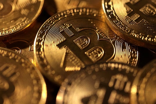 Chuyến 'tàu lượn' của Bitcoin trong năm qua